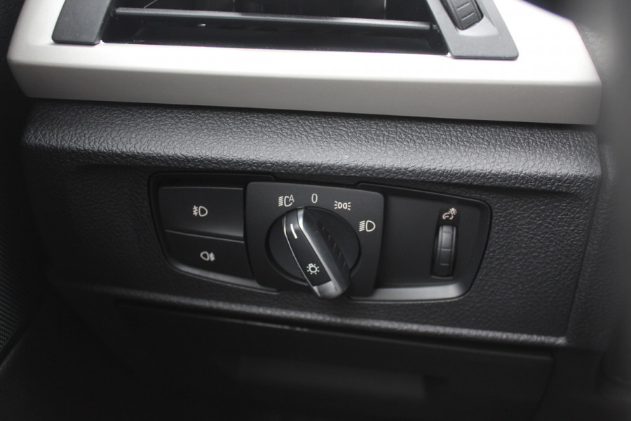 BMW 1-serie 120i Executive / Navigatie / Parkeerhulp achter / Cruise Control / 17''