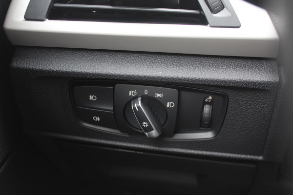 BMW 1-serie 120i Executive / Navigatie / Parkeerhulp achter / Cruise Control / 17''
