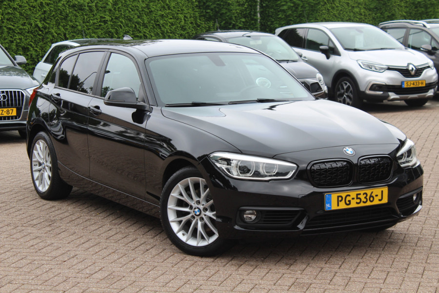 BMW 1-serie 120i Executive / Navigatie / Parkeerhulp achter / Cruise Control / 17''