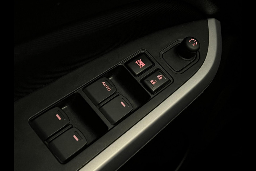 Suzuki Vitara 1.6 Exclusive / NL-auto / Navi / Trekhaak / Stoelverwarming