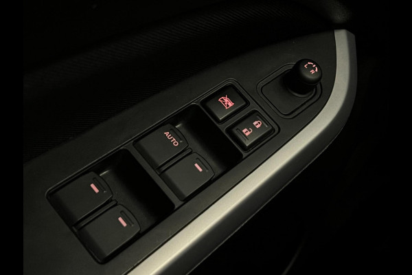 Suzuki Vitara 1.6 Exclusive / NL-auto / Navi / Trekhaak / Stoelverwarming