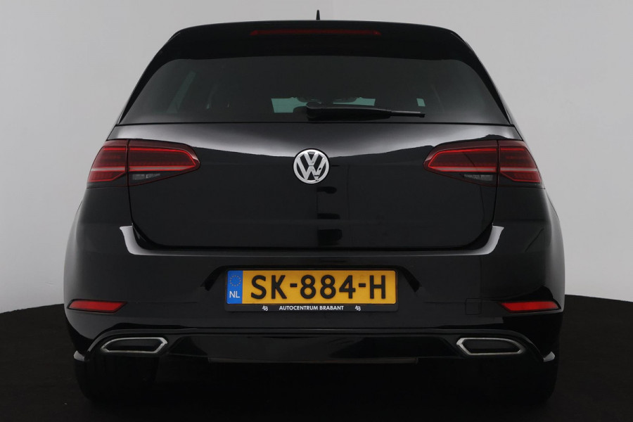 Volkswagen Golf 1.0 TSI Highline Business R (DIGITALE COCKPIT, STOELVERWARMING, PARKEERSENSOREN, CRUISE CONTROL ADAPTIEF)