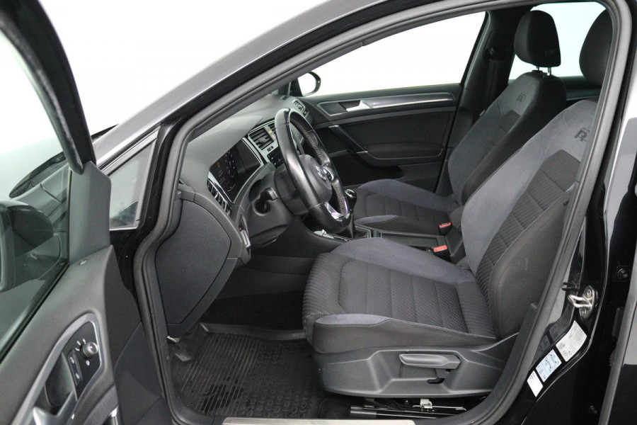 Volkswagen Golf 1.0 TSI Highline Business R (DIGITALE COCKPIT, STOELVERWARMING, PARKEERSENSOREN, CRUISE CONTROL ADAPTIEF)