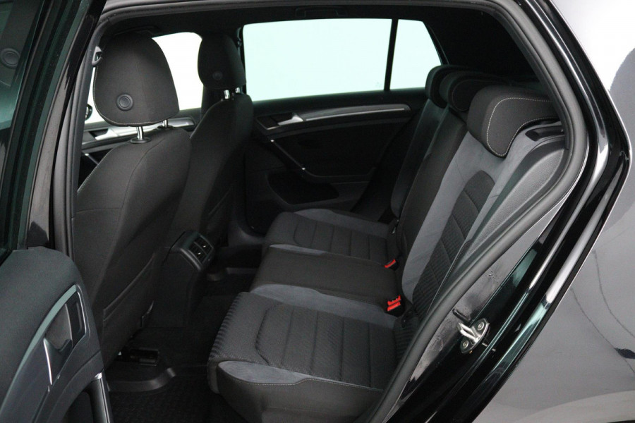 Volkswagen Golf 1.0 TSI Highline Business R (DIGITALE COCKPIT, STOELVERWARMING, PARKEERSENSOREN, CRUISE CONTROL ADAPTIEF)