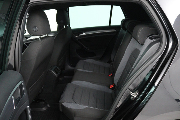 Volkswagen Golf 1.0 TSI Highline Business R (DIGITALE COCKPIT, STOELVERWARMING, PARKEERSENSOREN, CRUISE CONTROL ADAPTIEF)