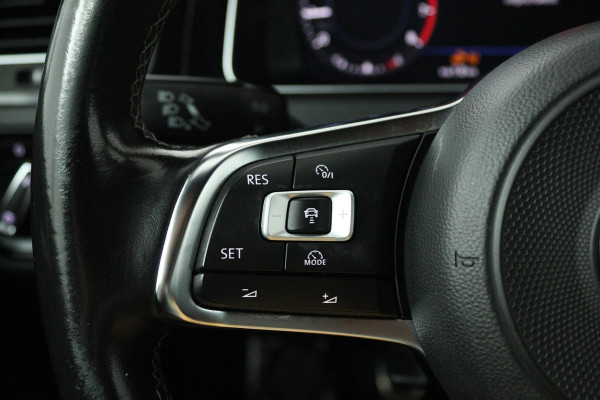 Volkswagen Golf 1.0 TSI Highline Business R (DIGITALE COCKPIT, STOELVERWARMING, PARKEERSENSOREN, CRUISE CONTROL ADAPTIEF)