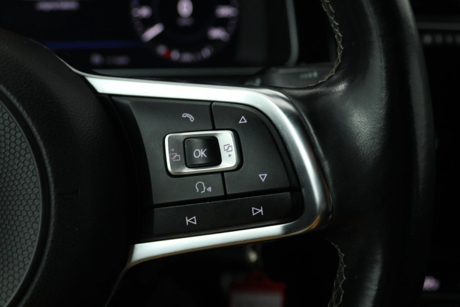 Volkswagen Golf 1.0 TSI Highline Business R (DIGITALE COCKPIT, STOELVERWARMING, PARKEERSENSOREN, CRUISE CONTROL ADAPTIEF)