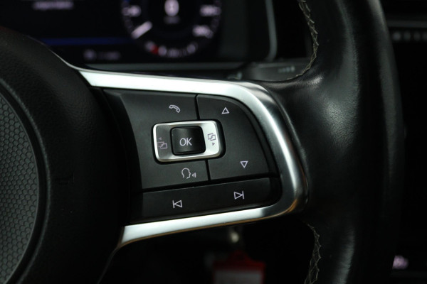 Volkswagen Golf 1.0 TSI Highline Business R (DIGITALE COCKPIT, STOELVERWARMING, PARKEERSENSOREN, CRUISE CONTROL ADAPTIEF)