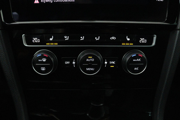 Volkswagen Golf 1.0 TSI Highline Business R (DIGITALE COCKPIT, STOELVERWARMING, PARKEERSENSOREN, CRUISE CONTROL ADAPTIEF)