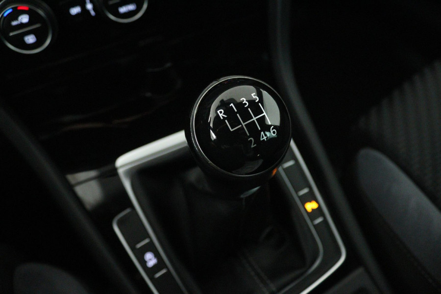 Volkswagen Golf 1.0 TSI Highline Business R (DIGITALE COCKPIT, STOELVERWARMING, PARKEERSENSOREN, CRUISE CONTROL ADAPTIEF)