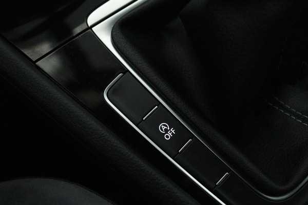 Volkswagen Golf 1.0 TSI Highline Business R (DIGITALE COCKPIT, STOELVERWARMING, PARKEERSENSOREN, CRUISE CONTROL ADAPTIEF)