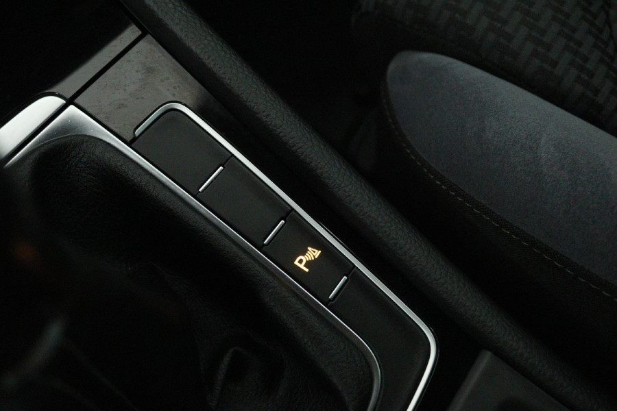 Volkswagen Golf 1.0 TSI Highline Business R (DIGITALE COCKPIT, STOELVERWARMING, PARKEERSENSOREN, CRUISE CONTROL ADAPTIEF)