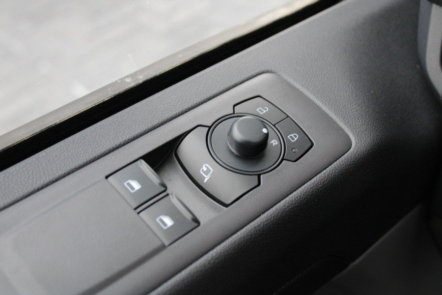 Ford Transit Custom 300 2.0 TDCI L2H1 Trend 136pk - Carplay - Android - LED koplampen - Stoelverwarming - 70l tank - Rijklaar