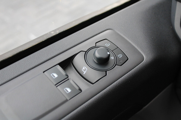 Ford Transit Custom 300 2.0 TDCI L2H1 Trend 136pk - Carplay - Android - LED koplampen - Stoelverwarming - 70l tank - Rijklaar