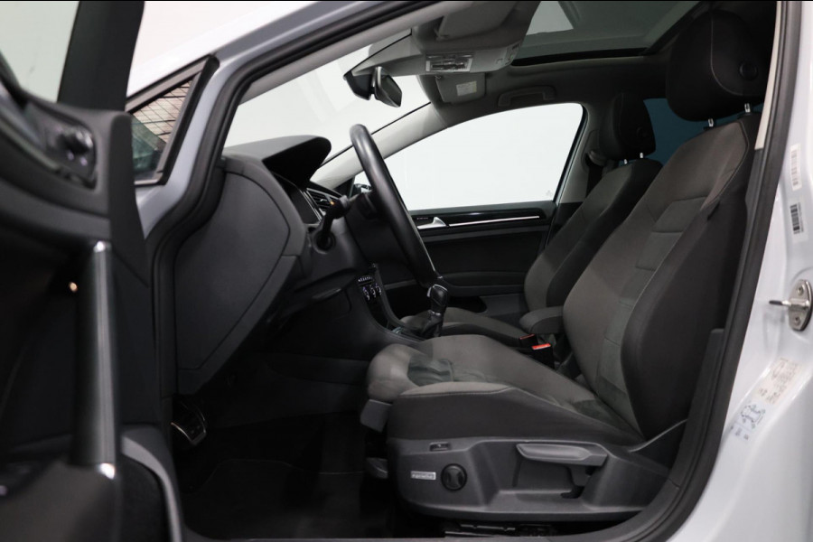 Volkswagen Golf 1.5 TSI R-Line LED/VIRTUAL/SFEER/PANORAMADAK/HALF LEER+STUUR+S.VERWARMING/18" LMV/CAM/ACC/ECC/12 MDN GARANTIE!
