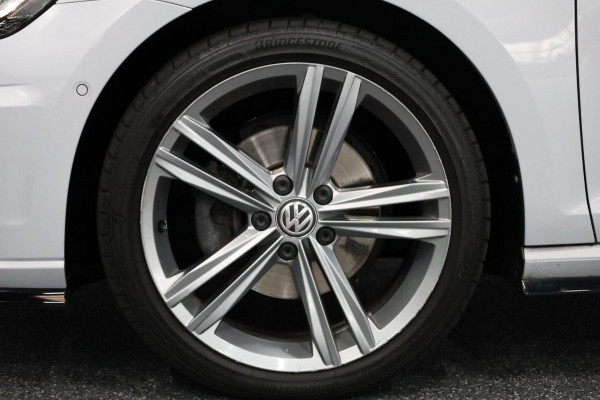 Volkswagen Golf 1.5 TSI R-Line LED/VIRTUAL/SFEER/PANORAMADAK/HALF LEER+STUUR+S.VERWARMING/18" LMV/CAM/ACC/ECC/12 MDN GARANTIE!