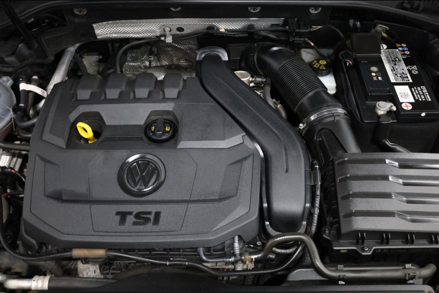 Volkswagen Golf 1.5 TSI R-Line LED/VIRTUAL/SFEER/PANORAMADAK/HALF LEER+STUUR+S.VERWARMING/18" LMV/CAM/ACC/ECC/12 MDN GARANTIE!
