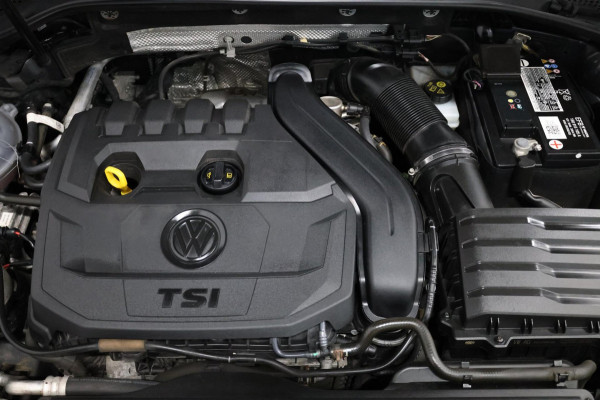 Volkswagen Golf 1.5 TSI R-Line LED/VIRTUAL/SFEER/PANORAMADAK/HALF LEER+STUUR+S.VERWARMING/18" LMV/CAM/ACC/ECC/12 MDN GARANTIE!