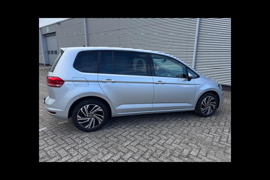 Volkswagen Touran 1.2 TSI 7persoons,clima,wegklapbare trekhaak,stoelverwarming,parkeersensoren