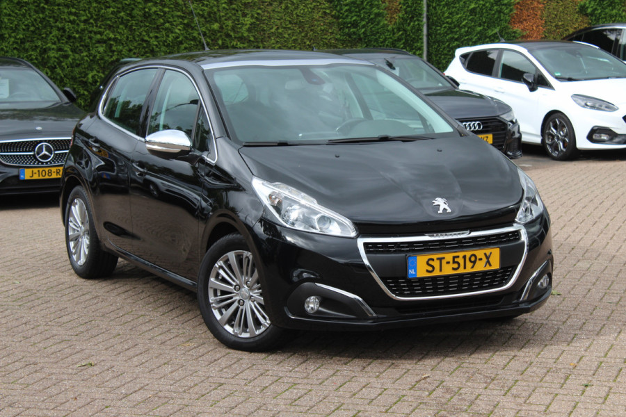 Peugeot 208 1.2 PureTech Allure / Panoramadak / Navigatie / Parkeerhulp achter / 16'' / Apple CarPlay / DAB / Cruise Control Peugeot 208 1.2 PureTech Allure / Panoramadak / Navigatie / Parkeerhulp achter / 16'' / Apple CarPlay / DAB / Cruise Control