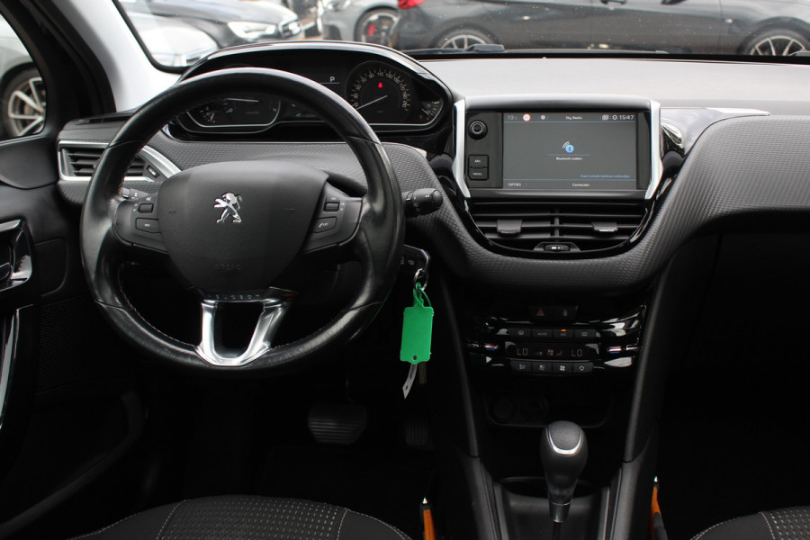 Peugeot 208 1.2 PureTech Allure / Panoramadak / Navigatie / Parkeerhulp achter / 16'' / Apple CarPlay / DAB / Cruise Control Peugeot 208 1.2 PureTech Allure / Panoramadak / Navigatie / Parkeerhulp achter / 16'' / Apple CarPlay / DAB / Cruise Control