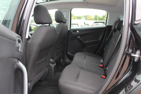 Peugeot 208 1.2 PureTech Allure / Panoramadak / Navigatie / Parkeerhulp achter / 16'' / Apple CarPlay / DAB / Cruise Control Peugeot 208 1.2 PureTech Allure / Panoramadak / Navigatie / Parkeerhulp achter / 16'' / Apple CarPlay / DAB / Cruise Control