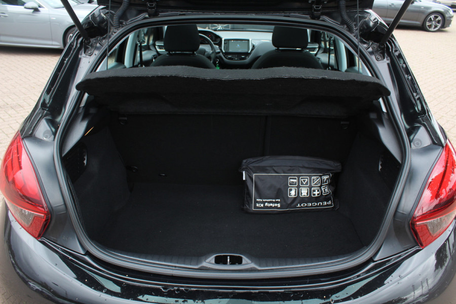 Peugeot 208 1.2 PureTech Allure / Panoramadak / Navigatie / Parkeerhulp achter / 16'' / Apple CarPlay / DAB / Cruise Control Peugeot 208 1.2 PureTech Allure / Panoramadak / Navigatie / Parkeerhulp achter / 16'' / Apple CarPlay / DAB / Cruise Control