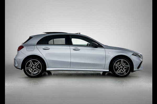 Mercedes-Benz A-Klasse 250 e Business Solution AMG | Nightpakket | Parkeerpakket met achteruitrijcamera | KEYLESS GO | Spiegelpakket | EASY PACK achterklep | Extra USB-poorten | Sfeerverlichting | MULTIBEAM LED |