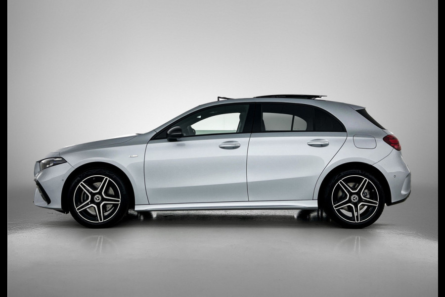 Mercedes-Benz A-Klasse 250 e Business Solution AMG | Nightpakket | Parkeerpakket met achteruitrijcamera | KEYLESS GO | Spiegelpakket | EASY PACK achterklep | Extra USB-poorten | Sfeerverlichting | MULTIBEAM LED |