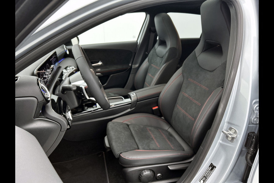 Mercedes-Benz A-Klasse 250 e Business Solution AMG | Nightpakket | Parkeerpakket met achteruitrijcamera | KEYLESS GO | Spiegelpakket | EASY PACK achterklep | Extra USB-poorten | Sfeerverlichting | MULTIBEAM LED |