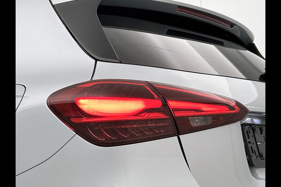 Mercedes-Benz A-Klasse 250 e Business Solution AMG | Nightpakket | Parkeerpakket met achteruitrijcamera | KEYLESS GO | Spiegelpakket | EASY PACK achterklep | Extra USB-poorten | Sfeerverlichting | MULTIBEAM LED |