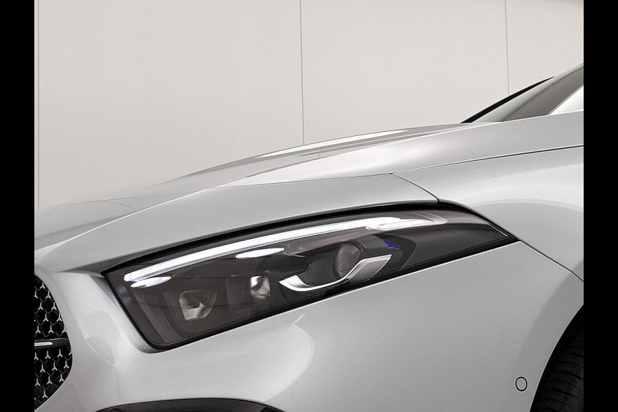 Mercedes-Benz A-Klasse 250 e Business Solution AMG | Nightpakket | Parkeerpakket met achteruitrijcamera | KEYLESS GO | Spiegelpakket | EASY PACK achterklep | Extra USB-poorten | Sfeerverlichting | MULTIBEAM LED |