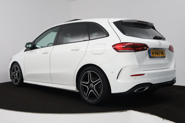 Mercedes-Benz B-Klasse 180 Business Solution AMG (PANORAMADAK, STOELVERWARMING, ACHTERUITRIJCAMERA, NAVIGATIE, PARKEERSENSOREN)