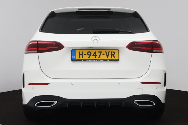 Mercedes-Benz B-Klasse 180 Business Solution AMG (PANORAMADAK, STOELVERWARMING, ACHTERUITRIJCAMERA, NAVIGATIE, PARKEERSENSOREN)