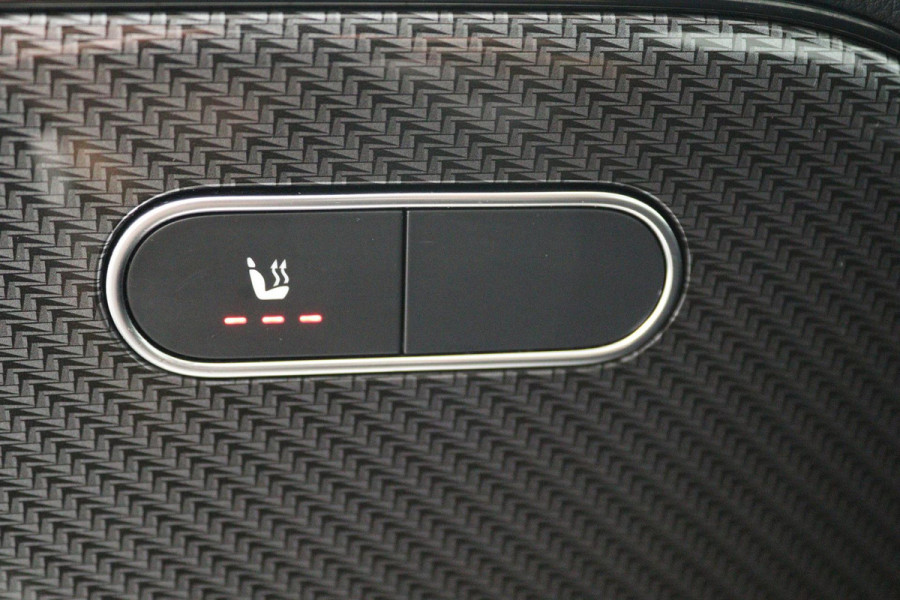 Mercedes-Benz B-Klasse 180 Business Solution AMG (PANORAMADAK, STOELVERWARMING, ACHTERUITRIJCAMERA, NAVIGATIE, PARKEERSENSOREN)