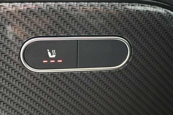 Mercedes-Benz B-Klasse 180 Business Solution AMG (PANORAMADAK, STOELVERWARMING, ACHTERUITRIJCAMERA, NAVIGATIE, PARKEERSENSOREN)