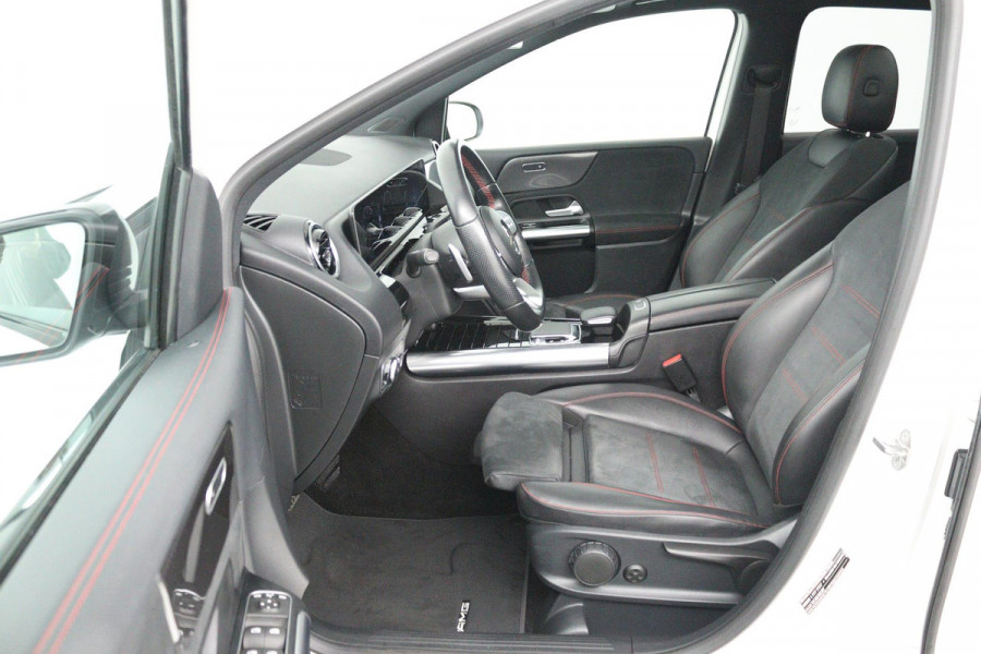 Mercedes-Benz B-Klasse 180 Business Solution AMG (PANORAMADAK, STOELVERWARMING, ACHTERUITRIJCAMERA, NAVIGATIE, PARKEERSENSOREN)