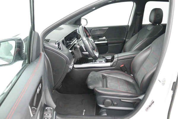 Mercedes-Benz B-Klasse 180 Business Solution AMG (PANORAMADAK, STOELVERWARMING, ACHTERUITRIJCAMERA, NAVIGATIE, PARKEERSENSOREN)