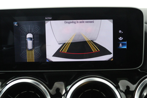 Mercedes-Benz B-Klasse 180 Business Solution AMG (PANORAMADAK, STOELVERWARMING, ACHTERUITRIJCAMERA, NAVIGATIE, PARKEERSENSOREN)