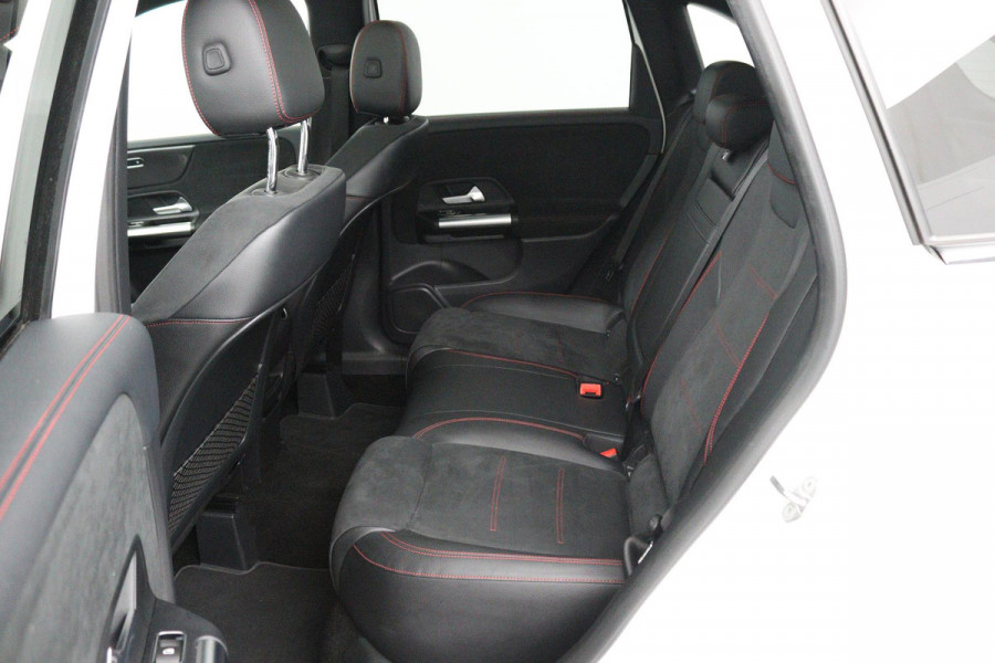 Mercedes-Benz B-Klasse 180 Business Solution AMG (PANORAMADAK, STOELVERWARMING, ACHTERUITRIJCAMERA, NAVIGATIE, PARKEERSENSOREN)