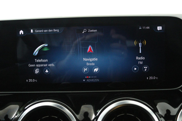 Mercedes-Benz B-Klasse 180 Business Solution AMG (PANORAMADAK, STOELVERWARMING, ACHTERUITRIJCAMERA, NAVIGATIE, PARKEERSENSOREN)