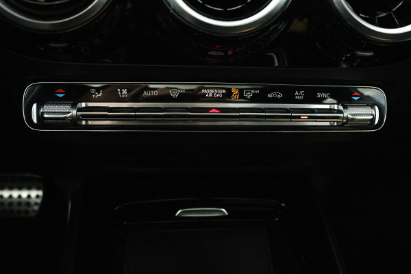 Mercedes-Benz B-Klasse 180 Business Solution AMG (PANORAMADAK, STOELVERWARMING, ACHTERUITRIJCAMERA, NAVIGATIE, PARKEERSENSOREN)