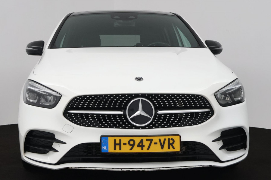 Mercedes-Benz B-Klasse 180 Business Solution AMG (PANORAMADAK, STOELVERWARMING, ACHTERUITRIJCAMERA, NAVIGATIE, PARKEERSENSOREN)
