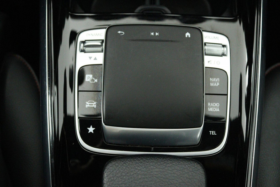 Mercedes-Benz B-Klasse 180 Business Solution AMG (PANORAMADAK, STOELVERWARMING, ACHTERUITRIJCAMERA, NAVIGATIE, PARKEERSENSOREN)