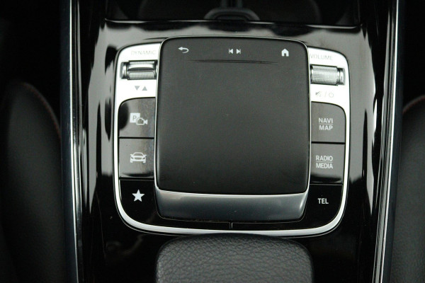 Mercedes-Benz B-Klasse 180 Business Solution AMG (PANORAMADAK, STOELVERWARMING, ACHTERUITRIJCAMERA, NAVIGATIE, PARKEERSENSOREN)