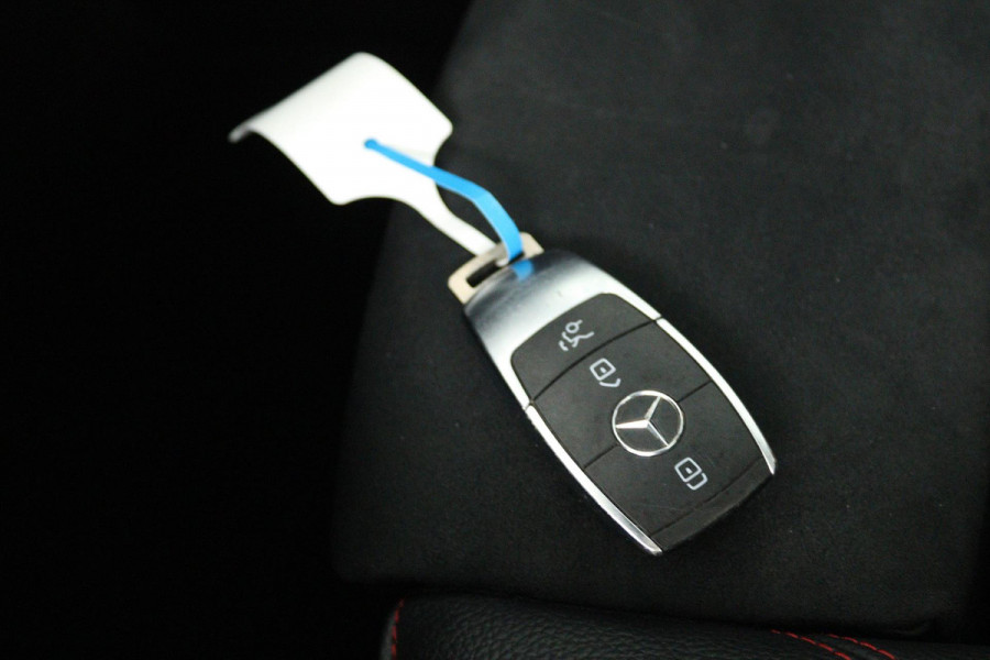 Mercedes-Benz B-Klasse 180 Business Solution AMG (PANORAMADAK, STOELVERWARMING, ACHTERUITRIJCAMERA, NAVIGATIE, PARKEERSENSOREN)