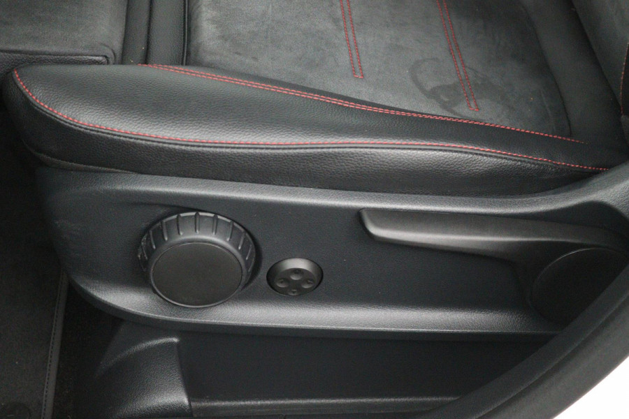 Mercedes-Benz B-Klasse 180 Business Solution AMG (PANORAMADAK, STOELVERWARMING, ACHTERUITRIJCAMERA, NAVIGATIE, PARKEERSENSOREN)