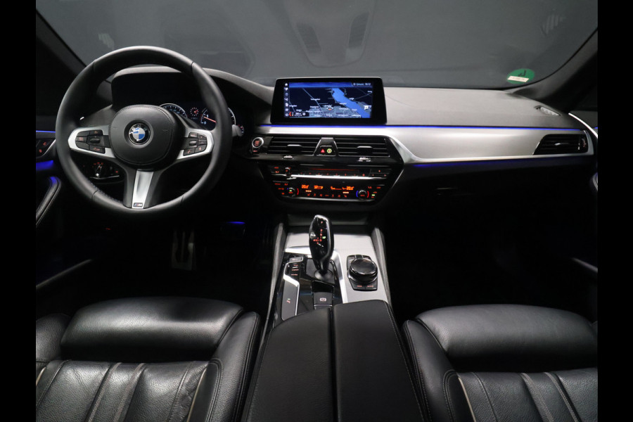 BMW 5 Serie 520i M-Sport High Executive [SCHUIFKANTELDAK, MEMORY SEATS, HUD, PDC V+A, CRUISE CONTROL, APPLE CARPLAY, STOELVERWARMING, AUTOMATISCHE AIRCO, NAVIGATIE, NIEUWSTAAT]