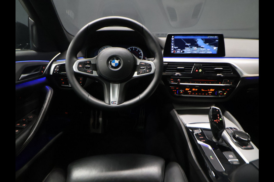 BMW 5 Serie 520i M-Sport High Executive [SCHUIFKANTELDAK, MEMORY SEATS, HUD, PDC V+A, CRUISE CONTROL, APPLE CARPLAY, STOELVERWARMING, AUTOMATISCHE AIRCO, NAVIGATIE, NIEUWSTAAT]