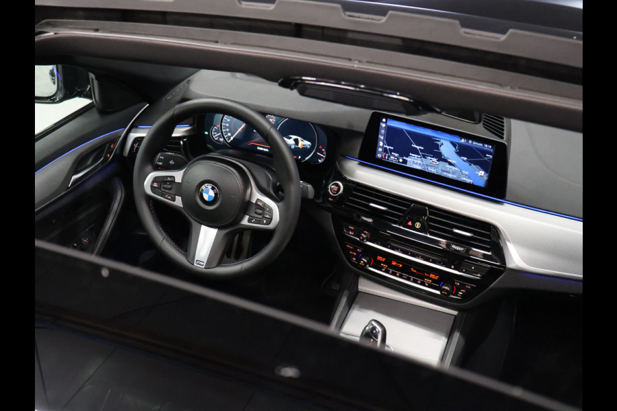 BMW 5 Serie 520i M-Sport High Executive [SCHUIFKANTELDAK, MEMORY SEATS, HUD, PDC V+A, CRUISE CONTROL, APPLE CARPLAY, STOELVERWARMING, AUTOMATISCHE AIRCO, NAVIGATIE, NIEUWSTAAT]